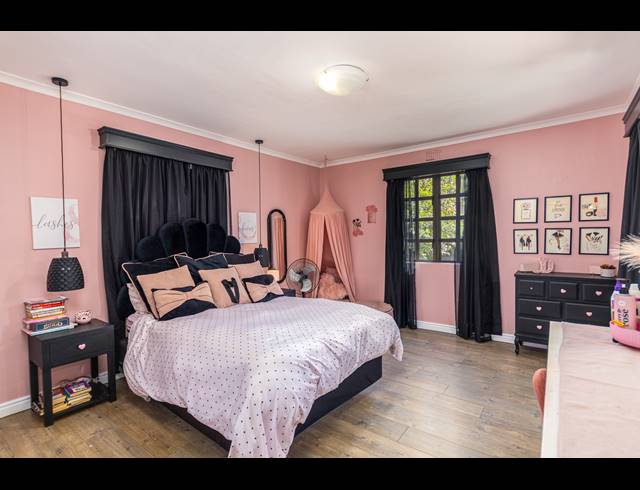 6 BEDROOM FREEHOLD FOR SALE IN FLAMINGO VLEI
